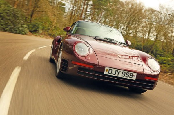 Почти 320 километра в час! За пътна кола. През 1986 година Porsche 959 счупи всякакви представи за скорост. Роден от желанието за заместник на 911 и разработен в света на рали група B.

Той включваше монтиран отзад 2,8-литров плосък шестцилиндров двигател с двойно турбокомпресор, който развиваше 444 к.с. и задвижваше четирите колела чрез шестстепенна ръчна скоростна кутия. Имаше автоматично регулиране на височината на возене и супер ниско аеродинамично съпротивление.

Производителността беше невероятна - с време от 0-100 километра в час от само 3,7 секунди и тази невероятна максимална скорост. Нищо чудно, че се смяташе за най-модерната кола в света, когато беше пусната на пазара.